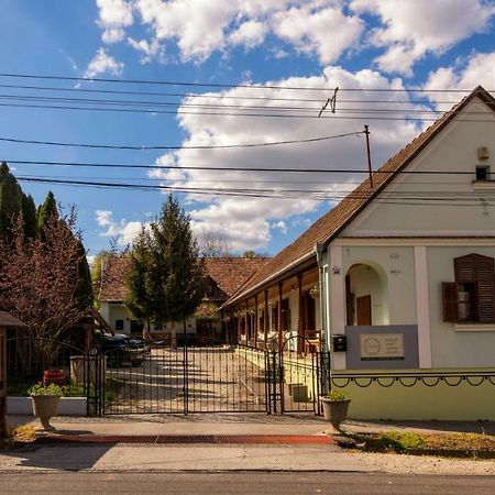 Noresa Etterem Es Panzio Szalka Ngoại thất bức ảnh